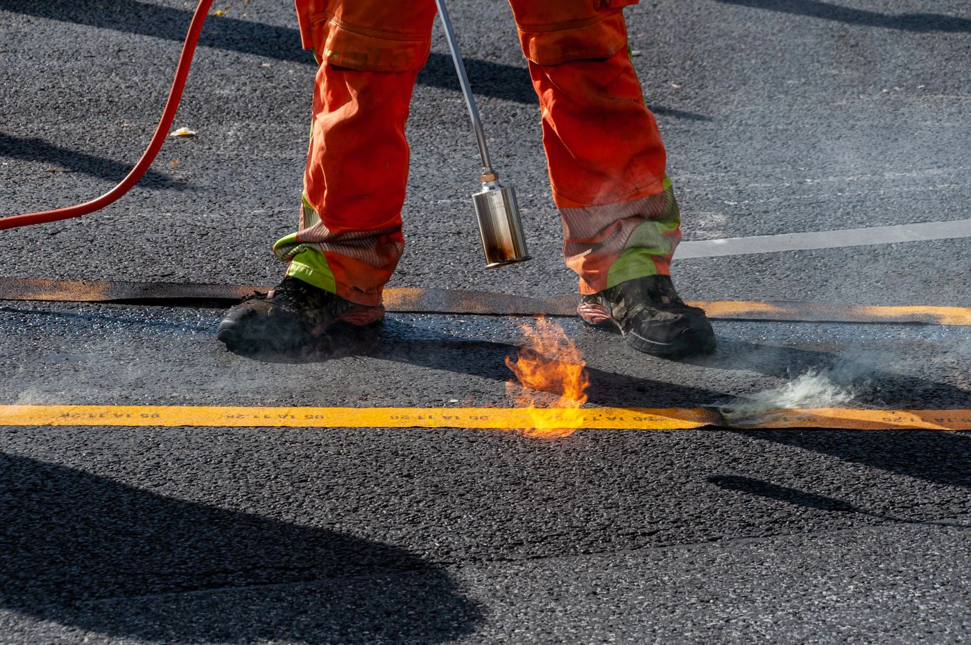 Road-marking work photograph 19