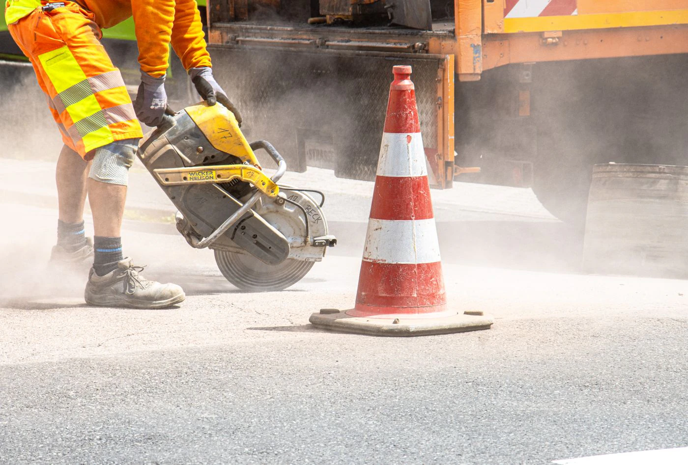 Road-marking work photograph 21