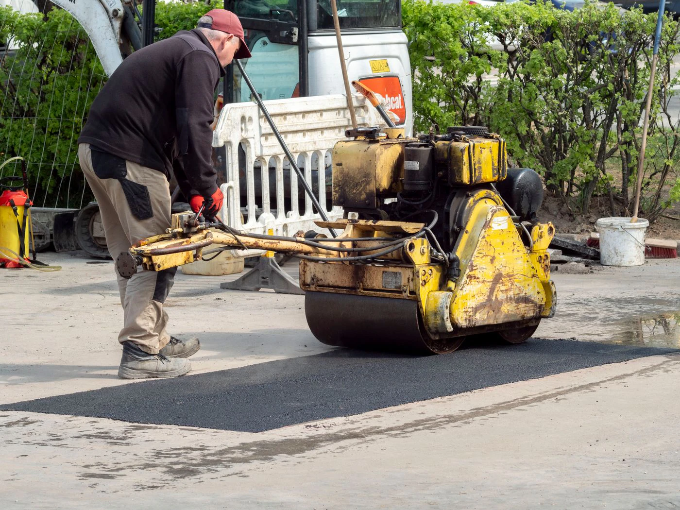 Road-marking work photograph 24